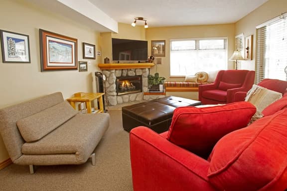 Cozy Creekside 1BR: Pool, Hot Tub. Steps to Gondola and Lake.