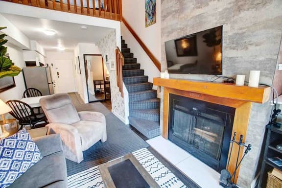 Cozy Lofted 1BRM:Balcony, Pool & NEW Hot Tub-Walk to Gondola & Lake!