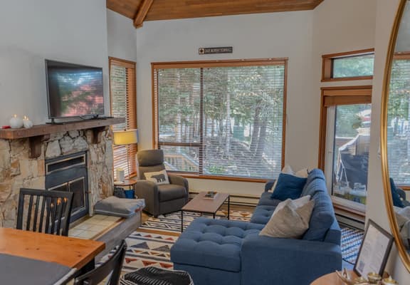 Creekside 2BR:Walk to Mtn. Balcony, BBQ. Sleeps 7!