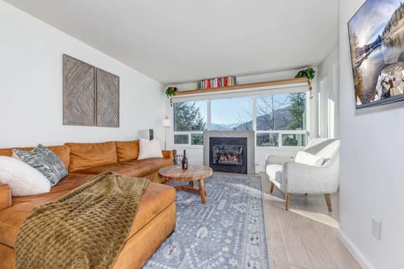 Cute & Cozy 2BR: Walk to Gondola HotTub- Parking!