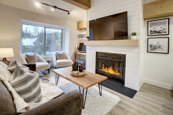 Lofted Creekside 1BR: Pool & NEW Hot Tub, Walk to Creekside Gondola & Lake!