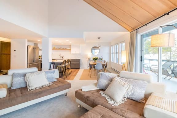 Luxury 4BR: 5 min to Vill, Balcony, BBQ, Sleeps 8!
