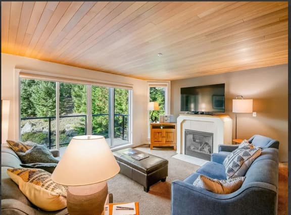 Mountain Escape: 2BR Family Friendly, Pool, Hot tub, 5 mins to Village!
