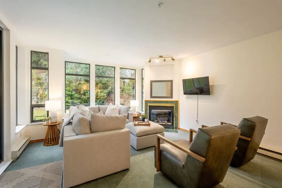 Spacious & Bright 2BRM-Patio, 5 Mins to Village. Sleeps 6