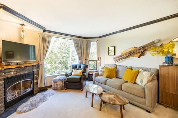 Upper Vill 1BRM: Pool, Bike storage, Steps to Mtn! Sleeps 4