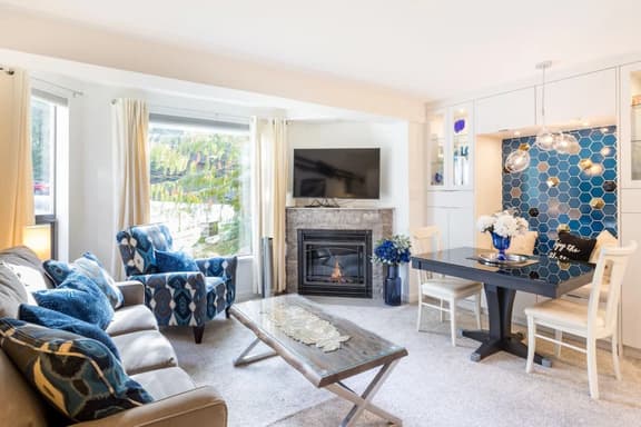 Upper Vill 1BRM: Pool, Steps to Gondola. Sleeps 4!