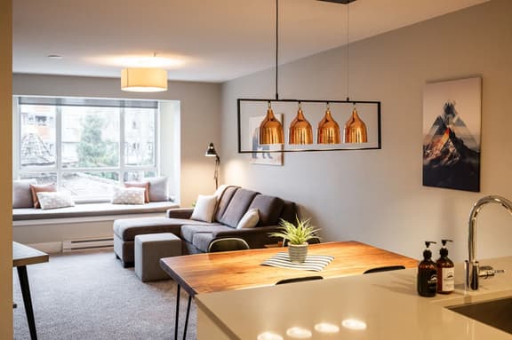 Whistler Center 1BR:Walk Everywhere. Balcony, Free Parking. Sleeps 4.