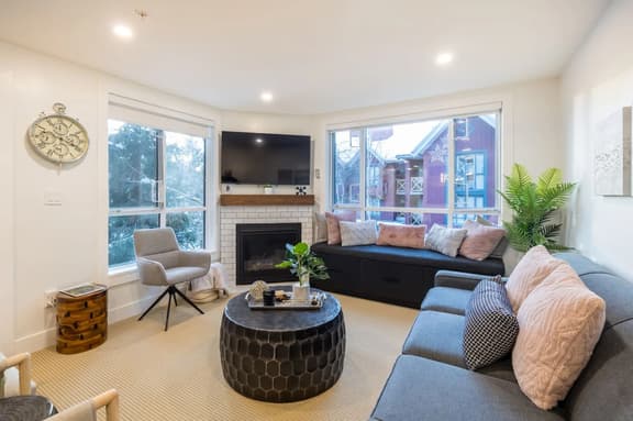 Whistler Vill 2BR: Balcony, Sleeps 6. Steps to Everything!