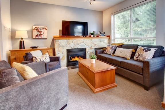 Whistler Vill 2BR: Sleeps 6, Walk to Everything! Free Parking & Hot Tub.