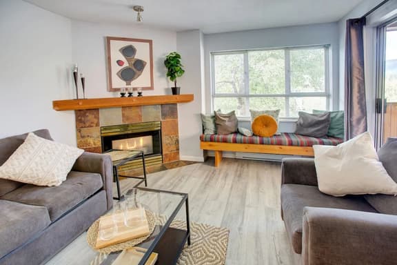 Whistler Vill Center: 1BRM, Balcony, Walk to Mtn!