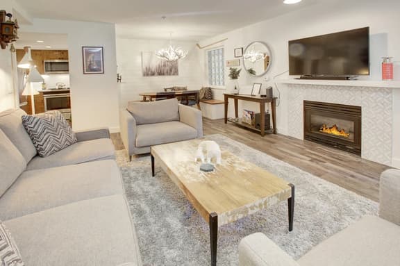 Whistler Vill. 1BR: Pool, Balcony, Walk to Gondola, w/ free parking!