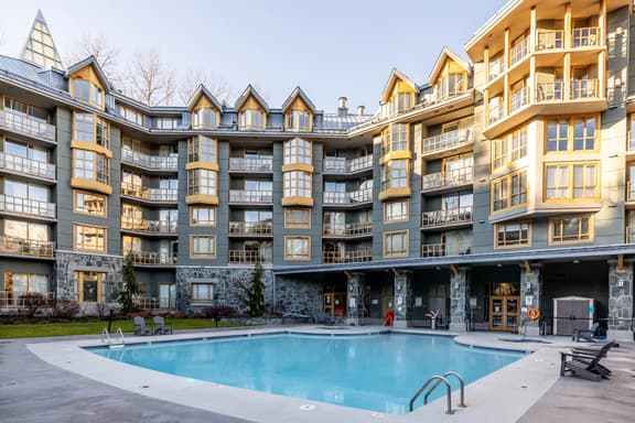 Whistler Village Studio-Pool, Hot Tub, Gym. Steps to Gondola!