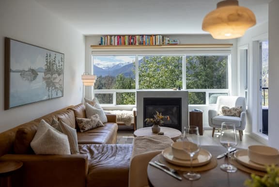 Mountain View 2BR: Walk to Gondola, Hot Tub & Parking! Sleeps 4.
