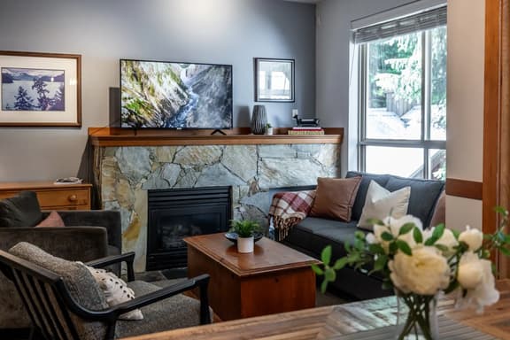 Whistler Vill 2BR: Sleeps 6, Walk to Everything! Free Parking & Hot Tub.